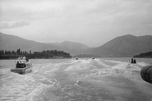 Реколта снимка на Жаклин Кенеди Онасис, путешествующей на лодка.
